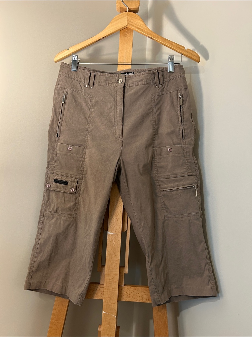 jamie sadock | Taupe Cargo Capri Golf Pants with Zip Pockets | Size 10